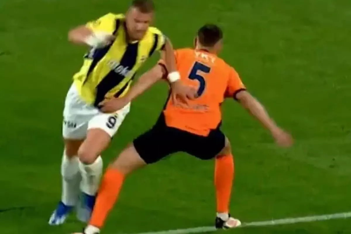 Fenerbahçe penaltı bekledi ancak hakem 'devam' dedi