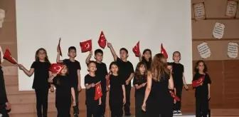 Fethiye'de öğretmen, öğrenci ve veliler şiir dinletisi sundu