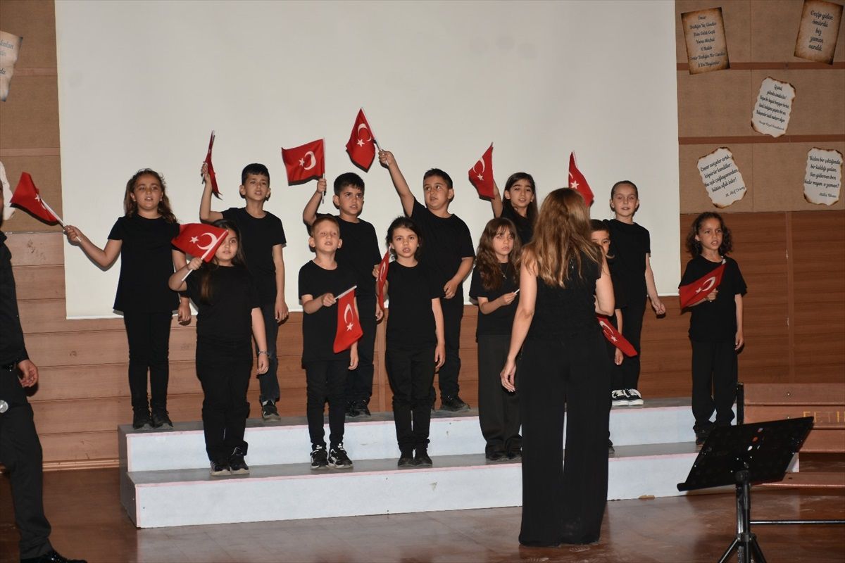 Fethiye'de öğretmen, öğrenci ve veliler şiir dinletisi sundu