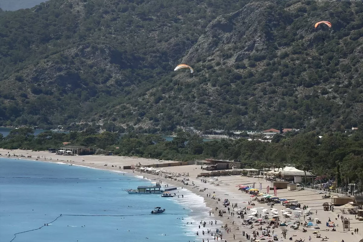 Fethiye ve Marmaris'te Sıcak Hava Yoğunluğa Neden Oldu
