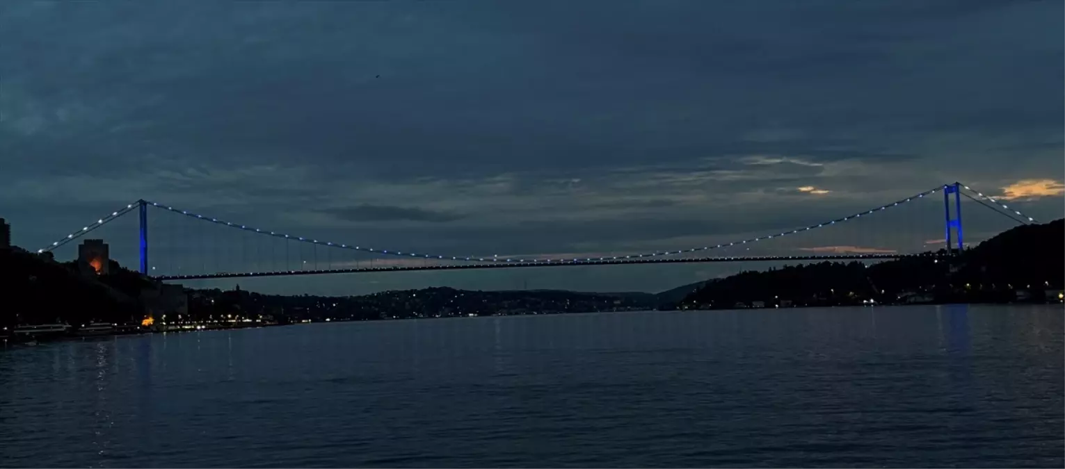 Fatih Sultan Mehmet Köprüsü Engelliler Haftası İçin Mavi Renkle Aydınlatıldı