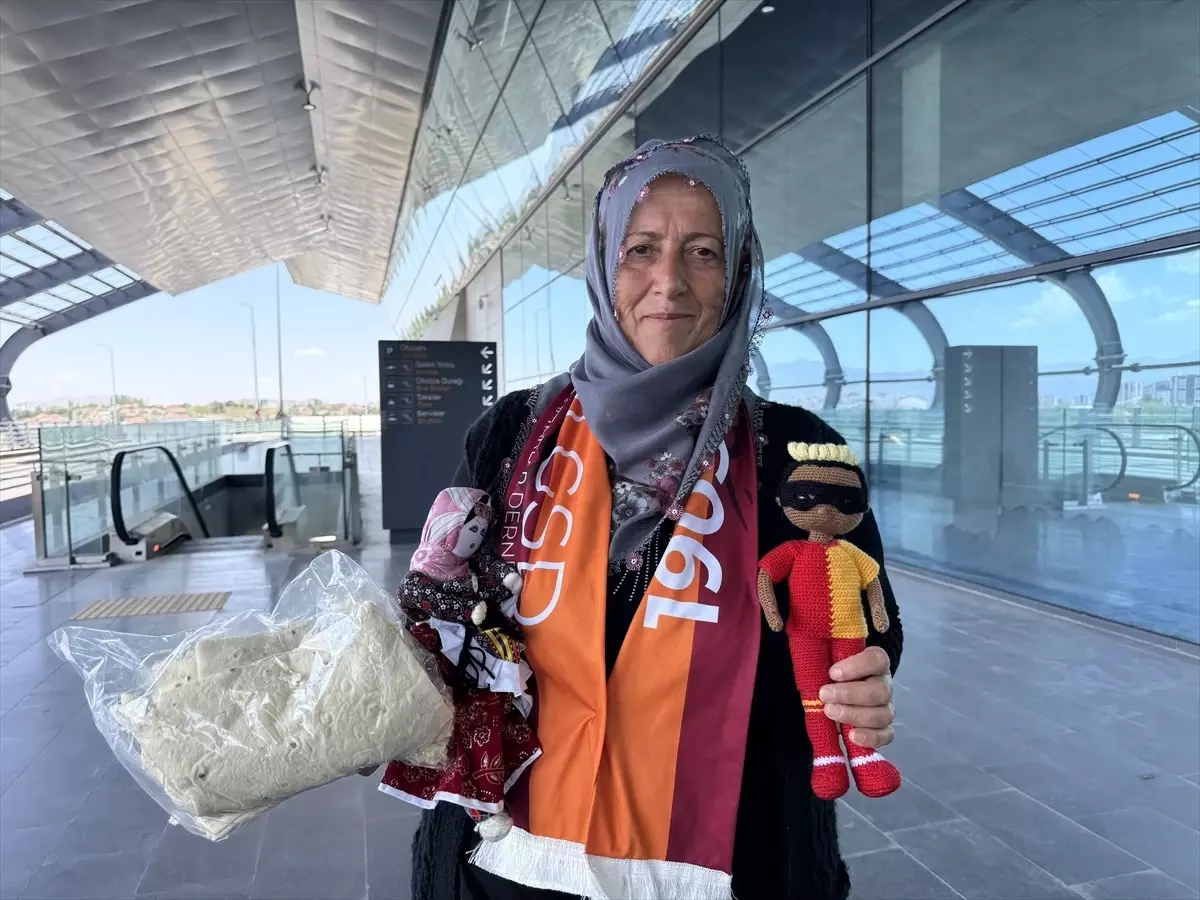 Galatasaray Taraftarı Kadın Çiftçi, Ördüğü 'Osimhen Bebeği' ile İstanbul'a Gidiyor