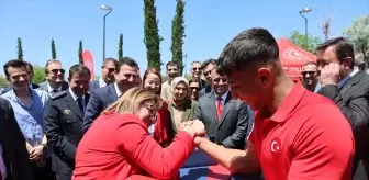Fatma Şahin, Bilek Güreşinde Rakibini Yendi