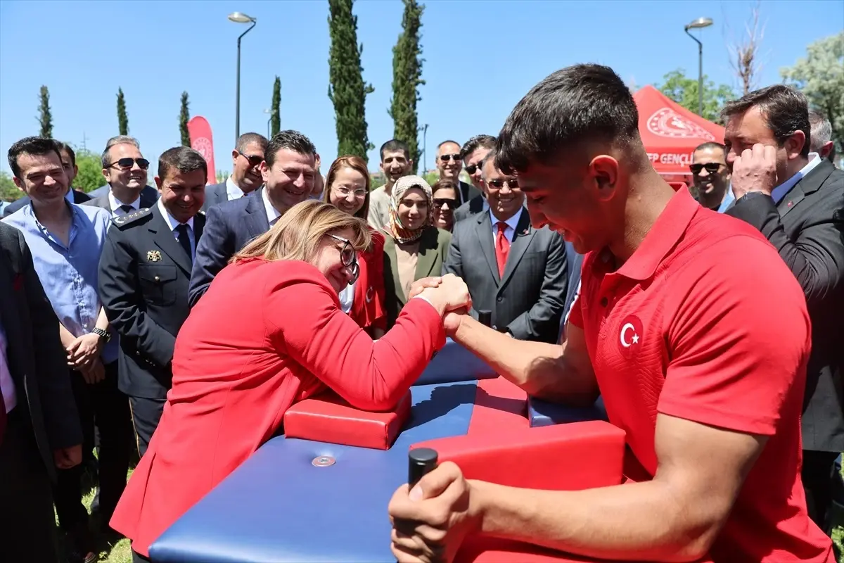 Fatma Şahin, Bilek Güreşinde Rakibini Yendi