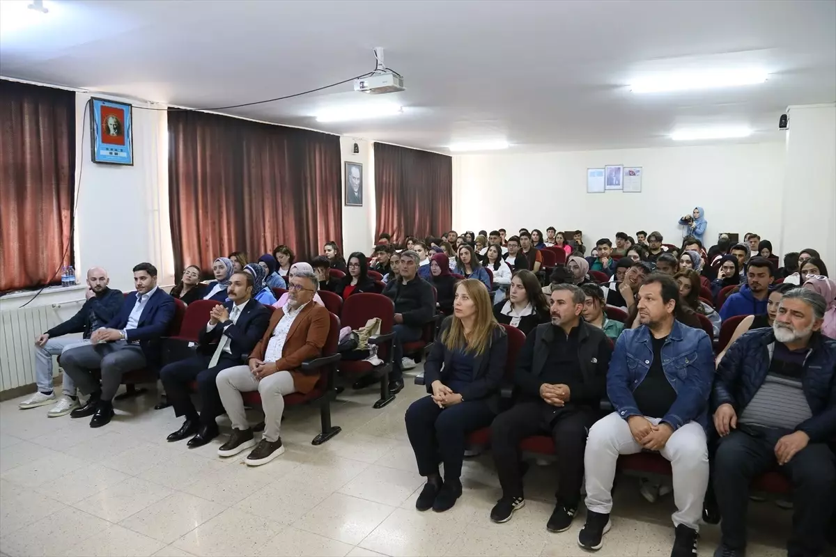Finansal Gelişmeler Işığında Temel ve Teknik Analiz Konferansı Düzenlendi