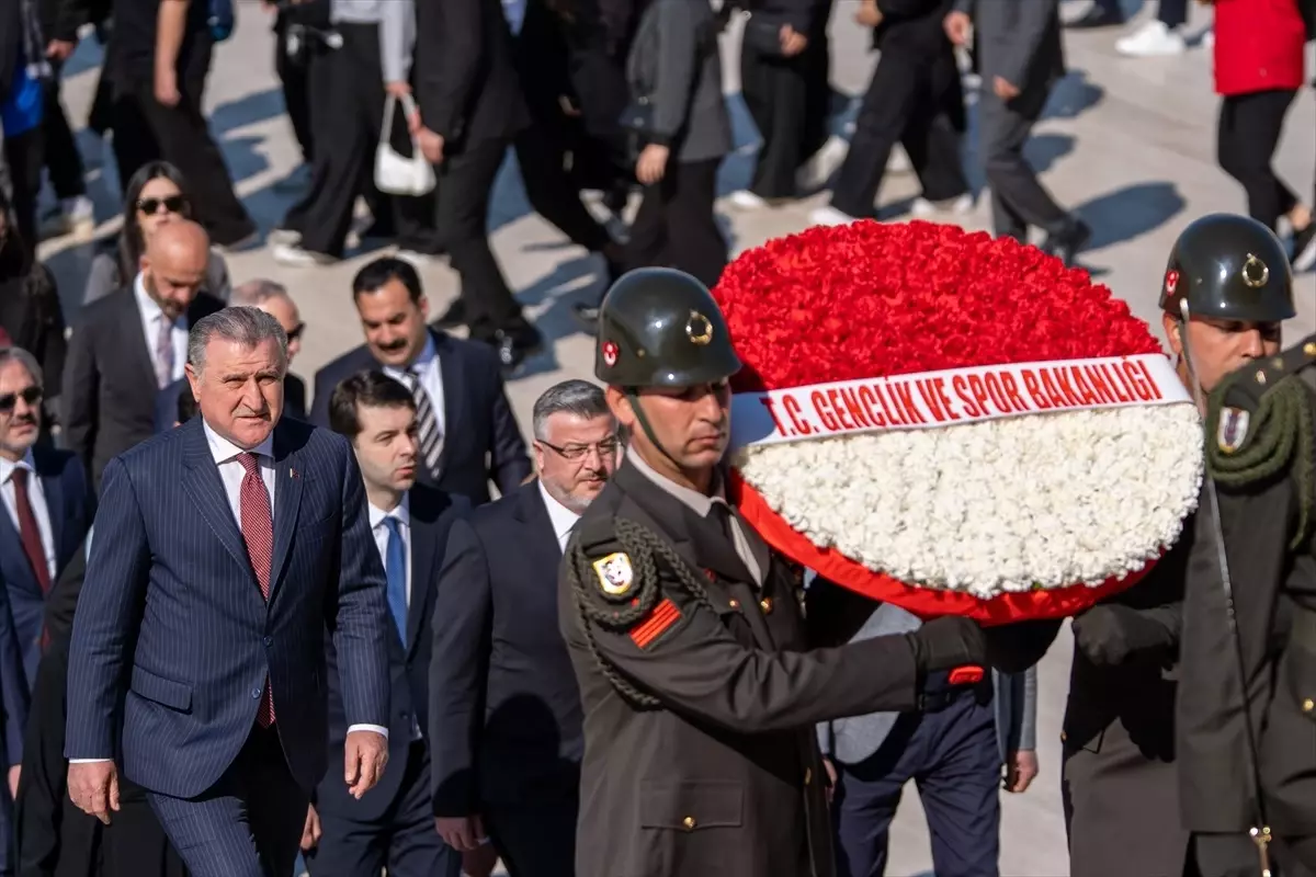 Gençlik ve Spor Bakanı Osman Aşkın Bak, Anıtkabir'i Ziyaret Etti