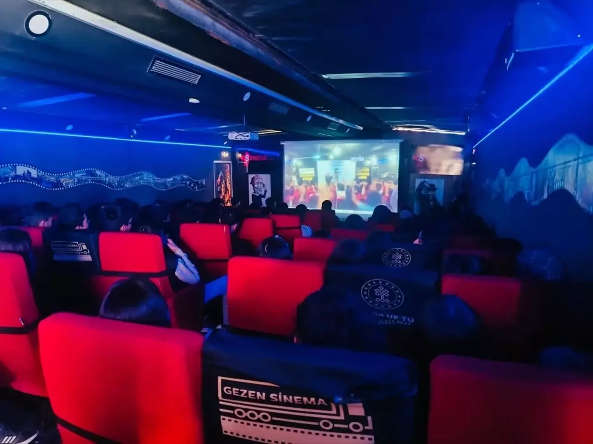 Elazığ'da 'Gezen Sinema Tırı' Çocuklarla Buluştu