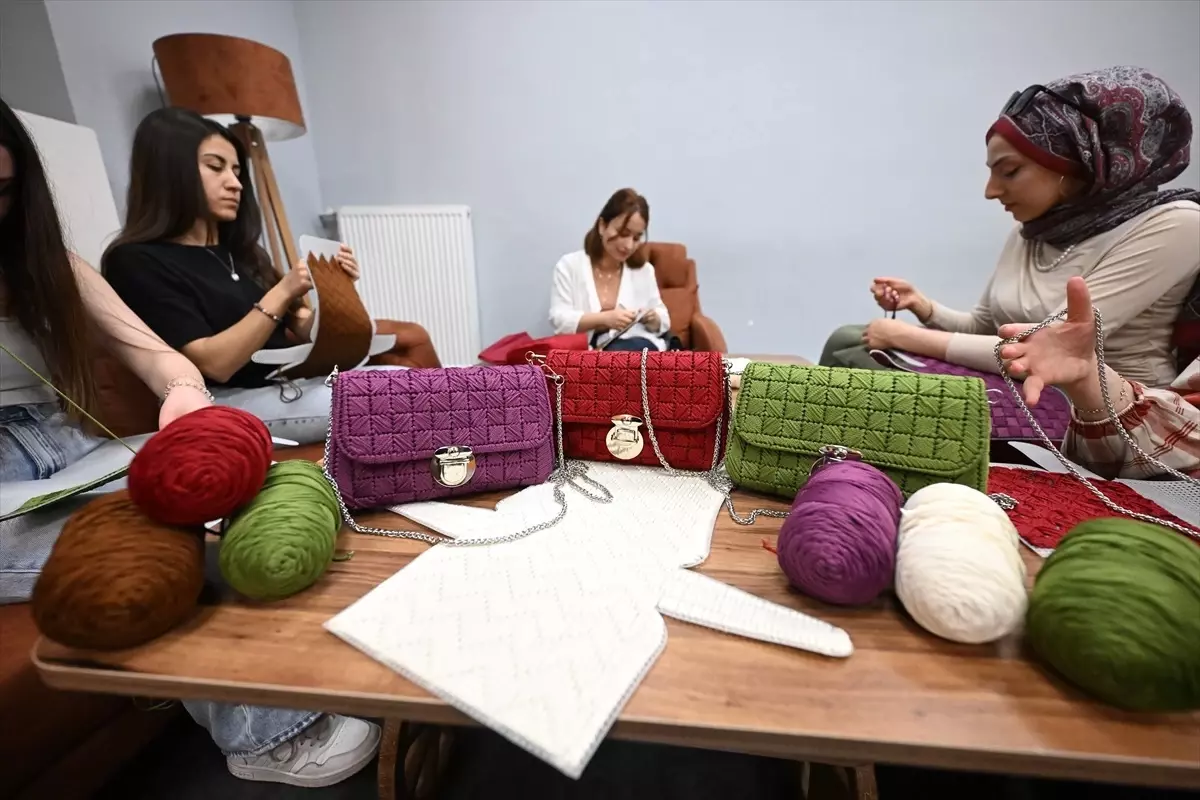 Gönüllü gençler şehit anneleri için çanta yaptı