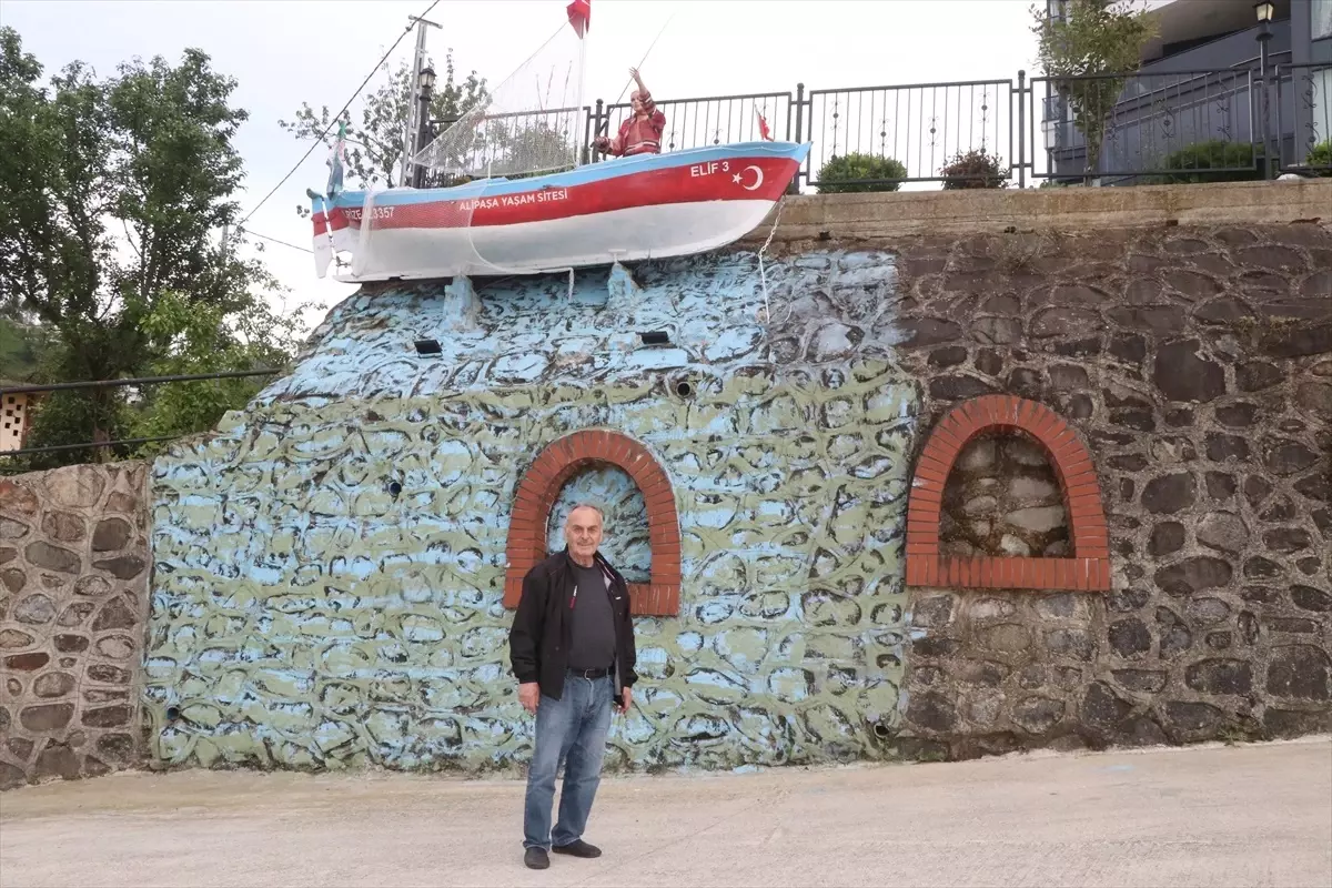 Emekli Öğretmen Kayığını Duvara Monte Ettirdi