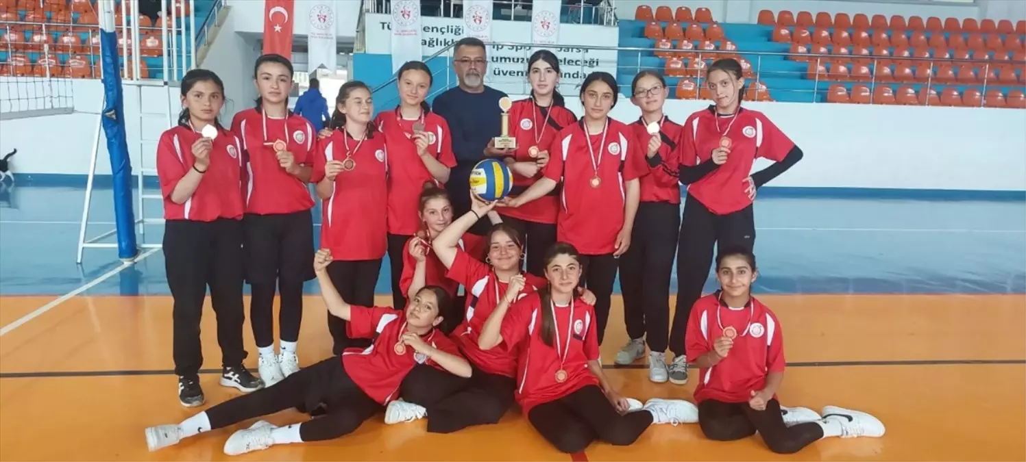 Gümüşhacıköy'de Ortaokullar arası voleybol turnuvası sona erdi