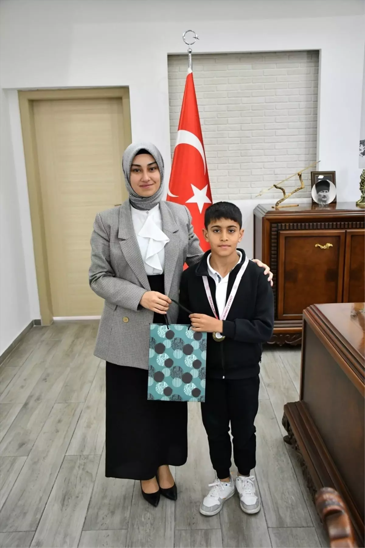 Gümüşhacıköy Kaymakamı Büşra Güneş, Türkiye Birincisi Görkem Çeltük'ü Tebrik Etti