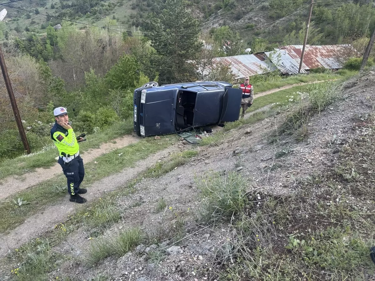 Gümüşhane'de Devrilen Otomobilde 4 Kişi Yaralandı