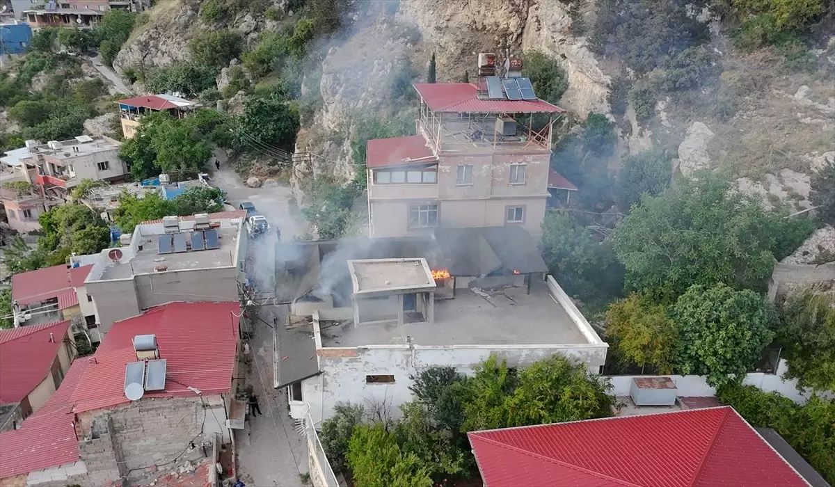 Hatay'da Apartman Yangını: 2 Kişi Dumandan Etkilendi