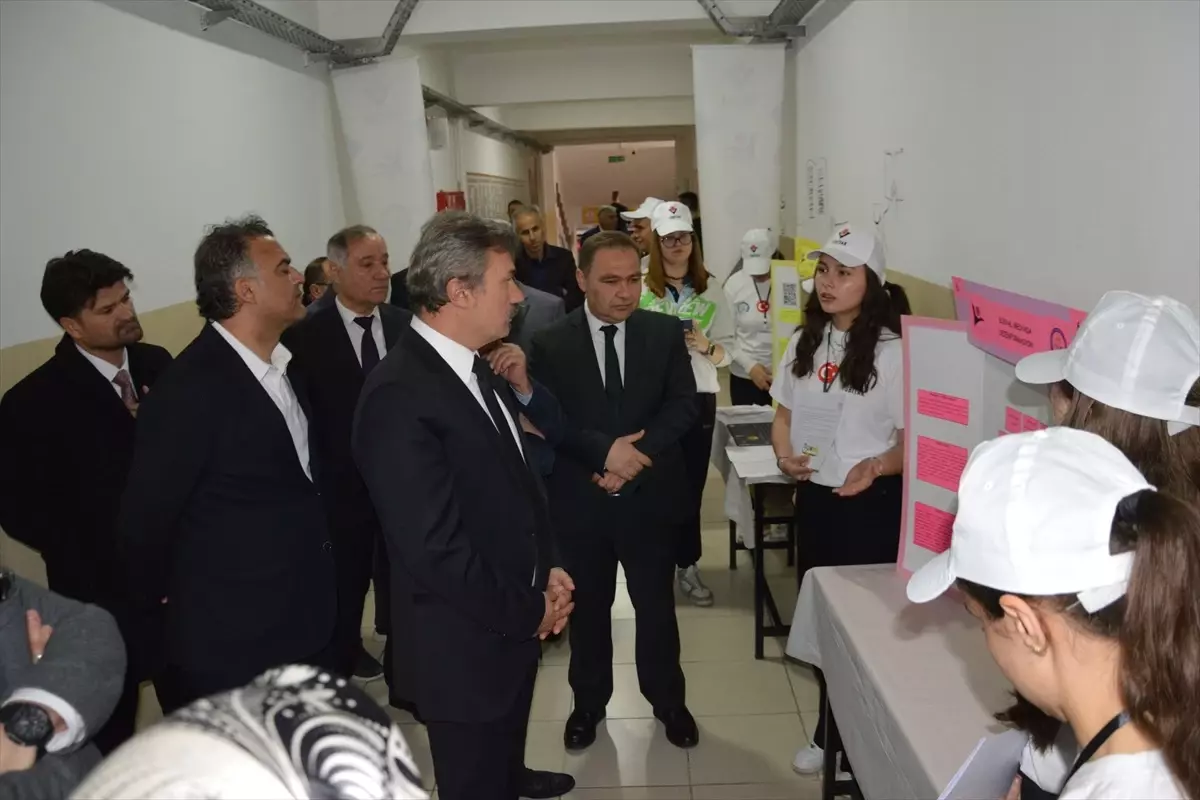 25 Mayıs Anadolu Lisesi'nde 4006 TÜBİTAK Bilim Fuarı Açıldı