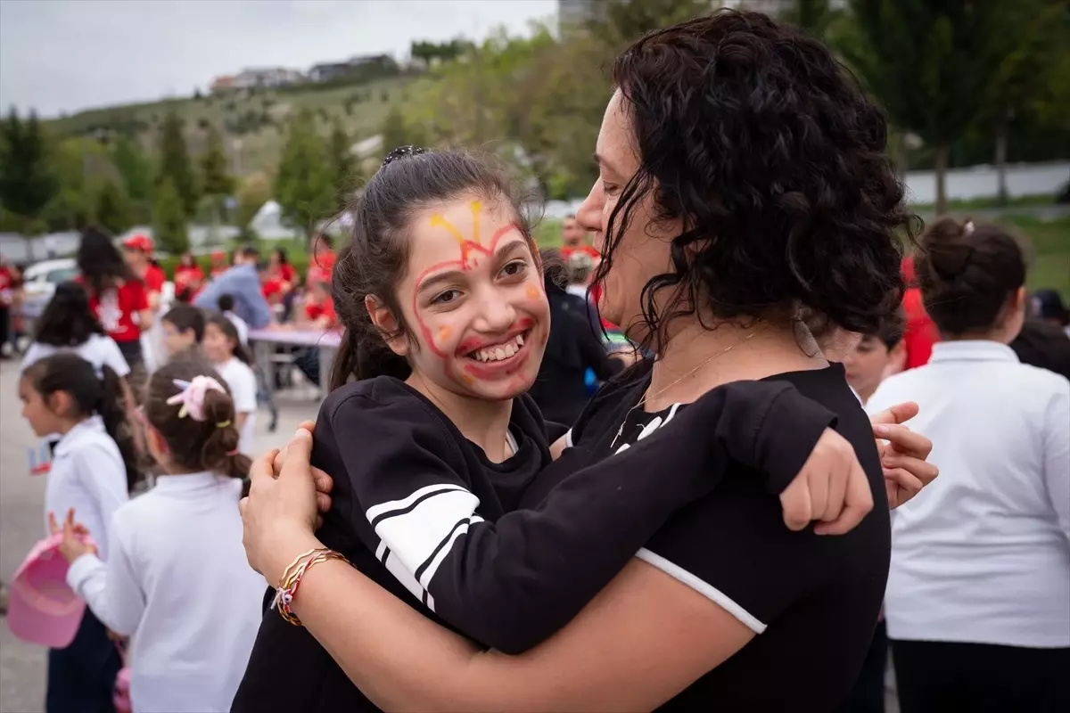 Serebral Palsi ile Mücadele Eden Kızına Fedakarca Destek Veren Anne