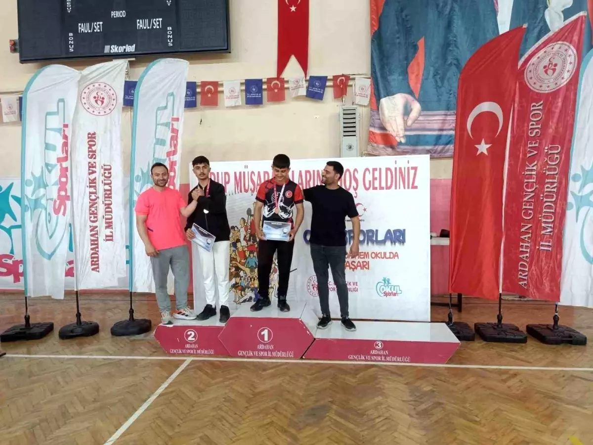Horasanlı Öğrenciler Bilek Güreşi Bölge Şampiyonasında Başarı Elde Etti
