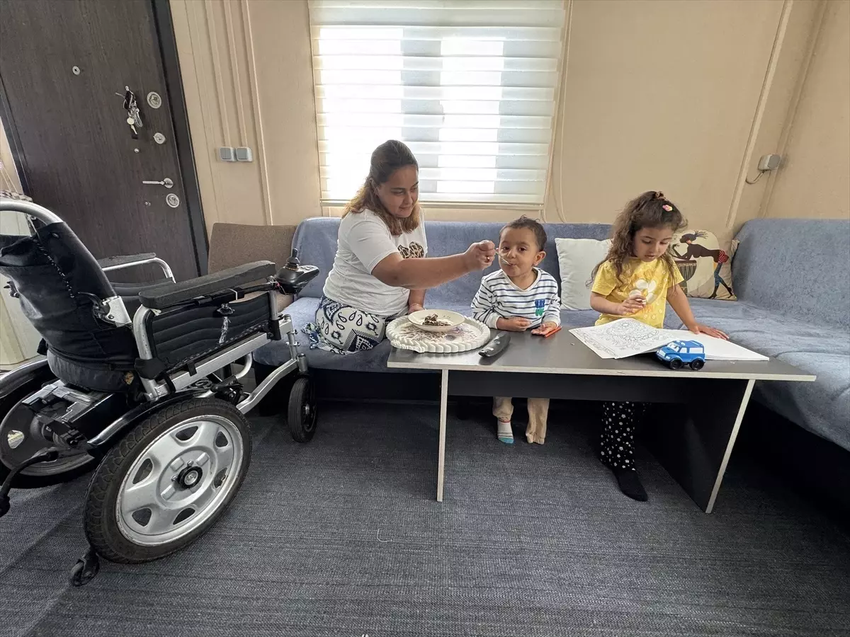 Depremde Ailesini Kaybeden Anne, İki Engelli Çocuğuna Fedakarca Bakıyor