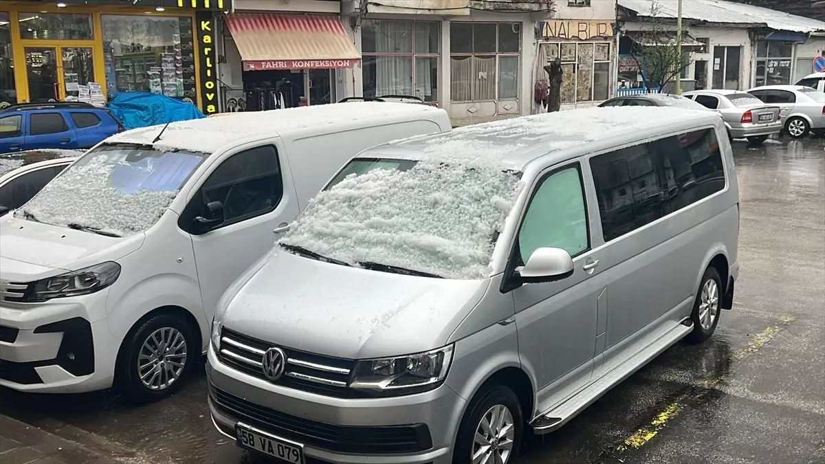 İmranlı'da sağanak ve dolu etkili oldu