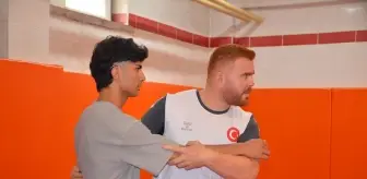 İşitme Engelli Judocu Öğretmen, Öğrencilerine İlham Veriyor