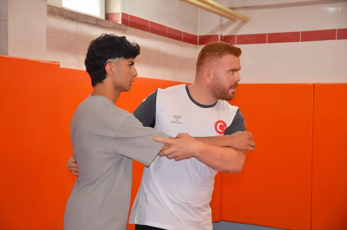 İşitme Engelli Judocu Öğretmen, Öğrencilerine İlham Veriyor
