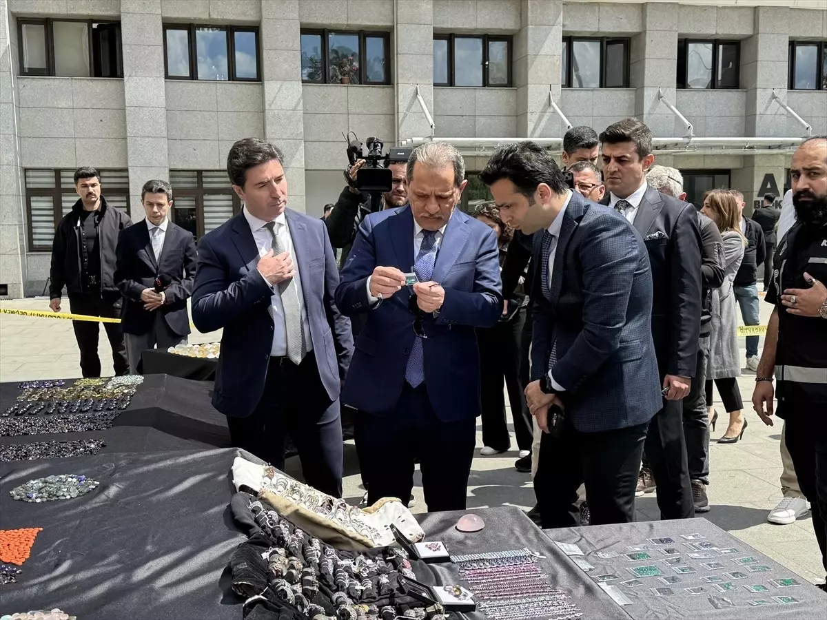 İstanbul'da Değerli Taş Kaçakçılığı Operasyonu: 151 Kilo Taş Ele Geçirildi