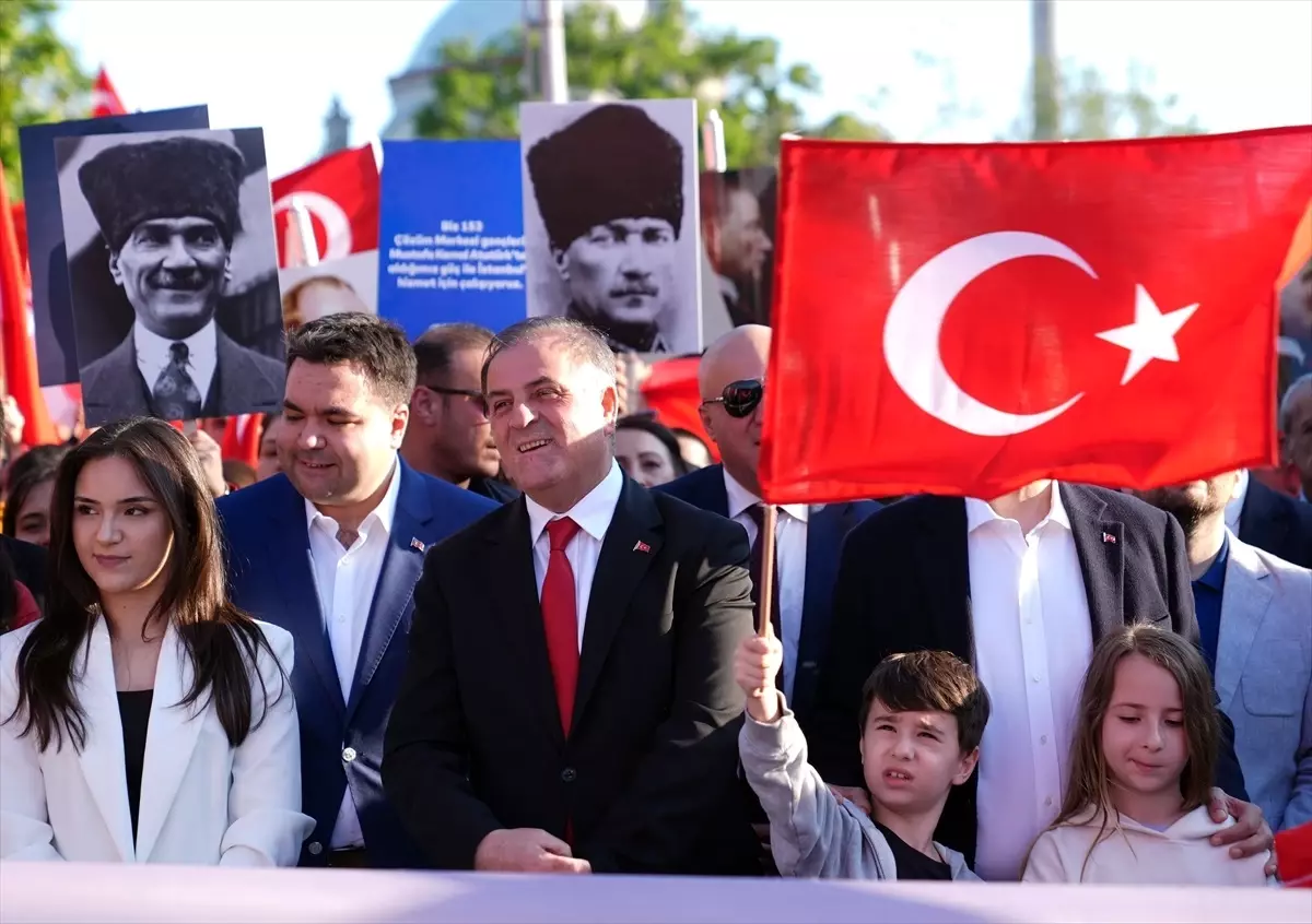 İBB, 19 Mayıs Kutlamalarında 'Mustafa Kemal Yürüyüşü' Gerçekleştirdi