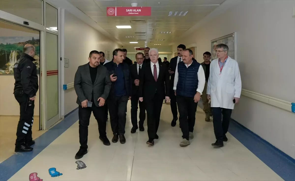 İstanbul Valisi Davut Gül'den Metrobüs Kazası Sonrası Yaralılara Ziyaret