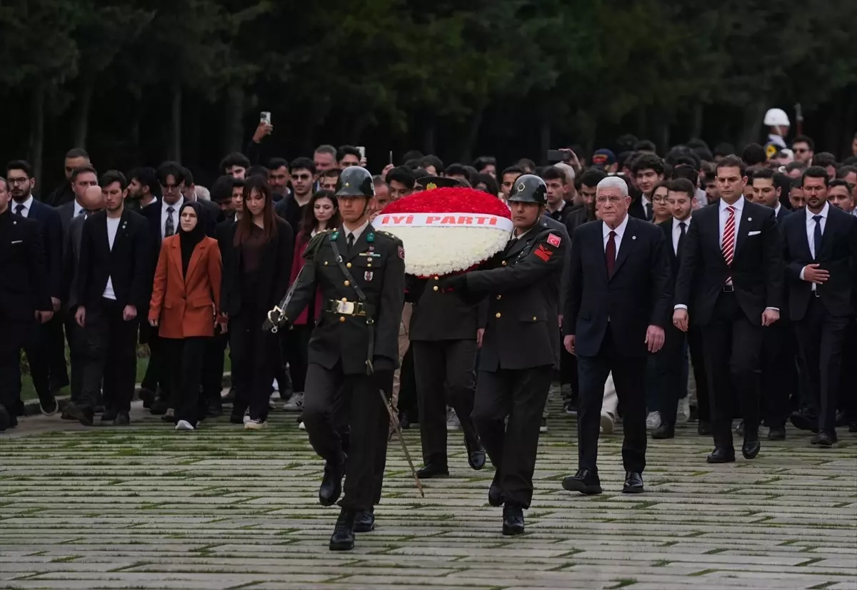 İYİ Parti Genel Başkanı Dervişoğlu, 19 Mayıs Bayramı'nda Anıtkabir'i Ziyaret Etti