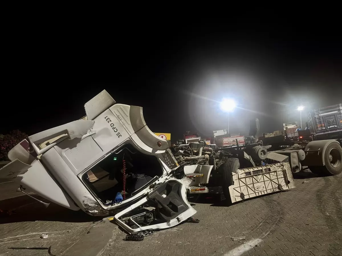 İzmir Aliağa'da Tır Kazası: 2 Yaralı