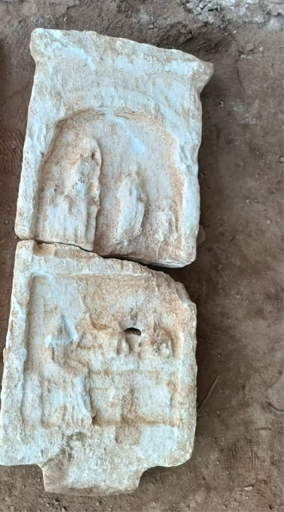 İzmir'de 2 Bin Yıllık Roma Mezar Taşları Bulundu