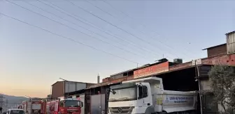 İzmir'de Geri Dönüşüm Tesisi Yangını Kontrol Altına Alındı