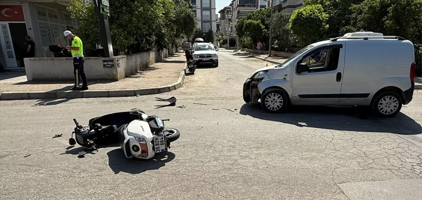 Tire'de Motosiklet ile Hafif Ticari Araç Çarpıştı: 2 Yaralı