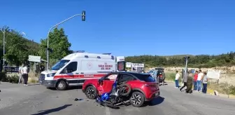 Foça'da Motosiklet ve Otomobil Çarpıştı: 1 Ağır Yaralı