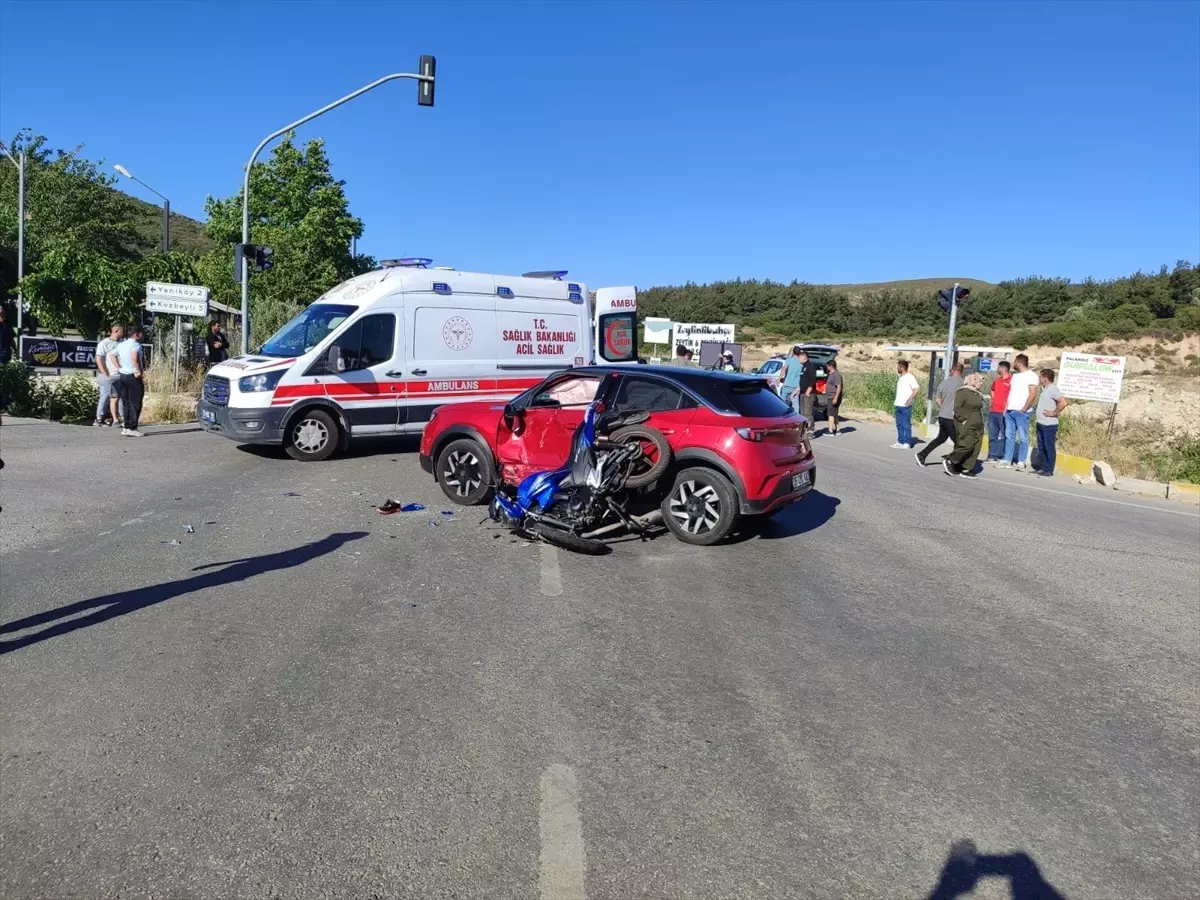 Foça'da Motosiklet ve Otomobil Çarpıştı: 1 Ağır Yaralı