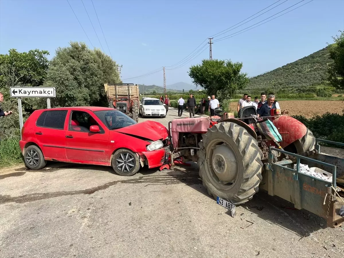 İzmir'de Traktör ve Otomobil Çarpıştı: 4 Yaralı