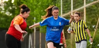 İzmir'deki Kadınlar Halı Saha Futboluyla Stres Atıyor