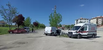 Kahramankazan'da Otomobil ve Hafif Ticari Araç Çarpıştı: 2 Yaralı