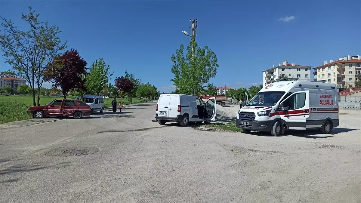 Kahramankazan'da Otomobil ve Hafif Ticari Araç Çarpıştı: 2 Yaralı