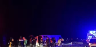 Göksun'da Düzensiz Göçmenleri Taşıyan Minibüs Devrildi: 1 Ölü, 22 Yaralı