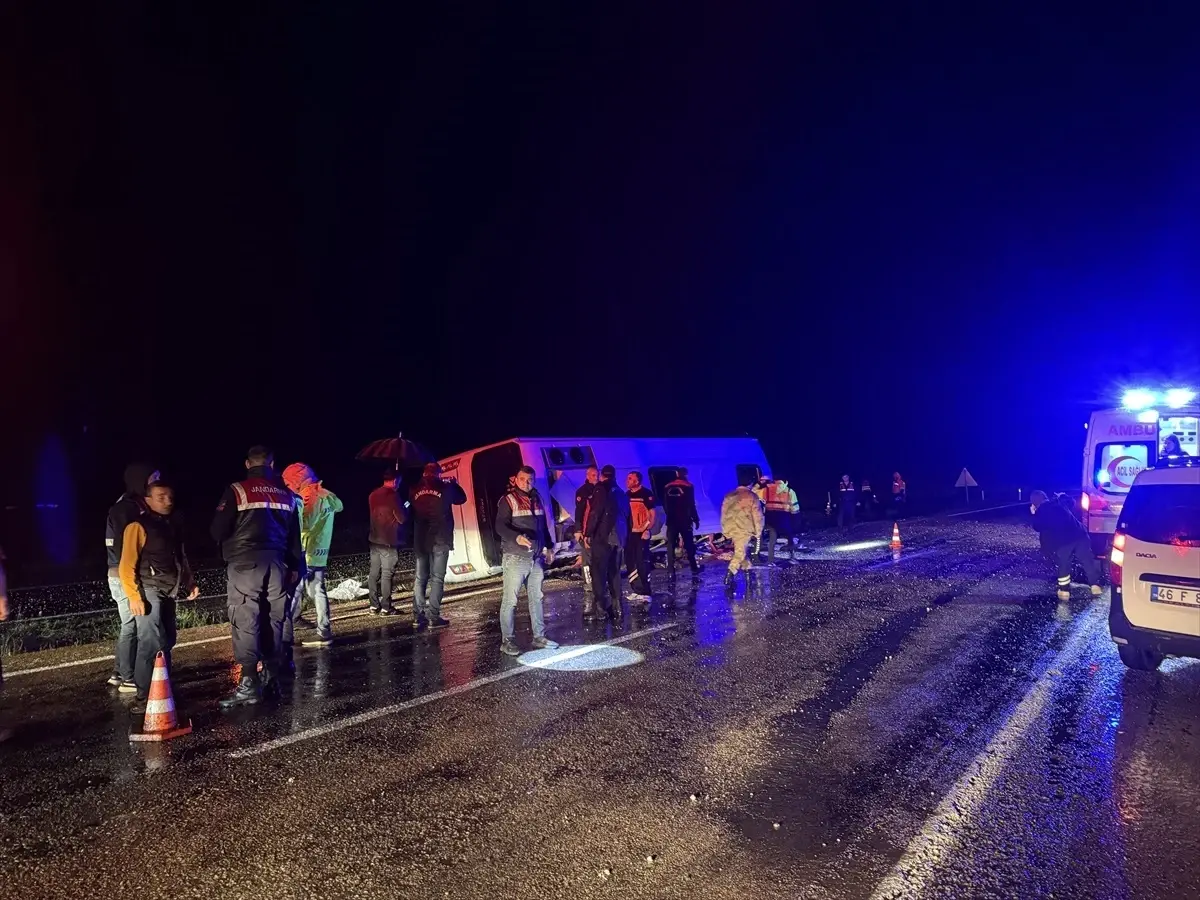 Göksun'da Düzensiz Göçmenleri Taşıyan Minibüs Devrildi: 1 Ölü, 22 Yaralı