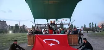Kapadokya'da gökyüzü Türk bayrakları ve Atatürk posterleriyle süslendi