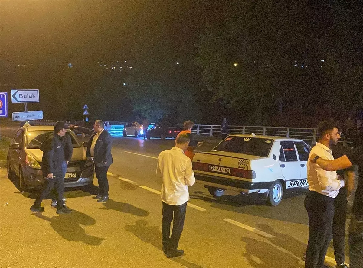 Karabük'te İki Otomobil Çarpıştı: 4 Yaralı