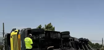 Karaman'da Tır Devrildi, Sürücü Yaralandı