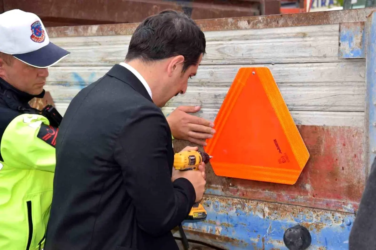 Konya'da Trafik Haftası Etkinliğinde Çiftçilere Reflektör Dağıtımı