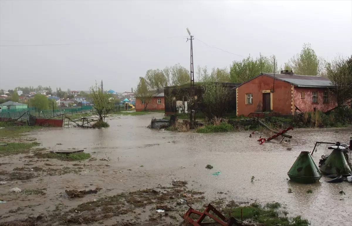 Kars'ta Şiddetli Sağanak ve Dolu Hayatı Olumsuz Etkiledi