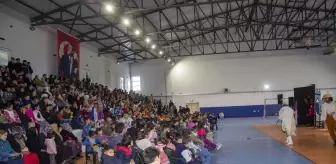 Akyaka'da 'Misafir' Tiyatro Oyunu Spor Salonunda Sahnelendi