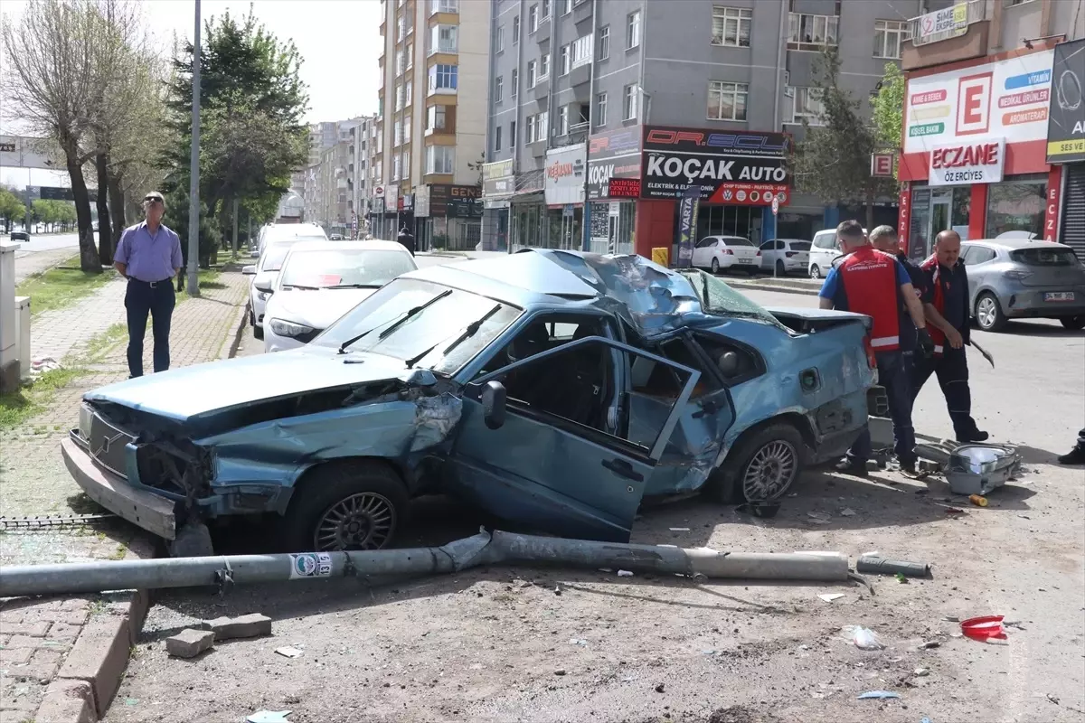 Kayseri'de Otomobil ve Kamyonet Çarpıştı: 1 Yaralı