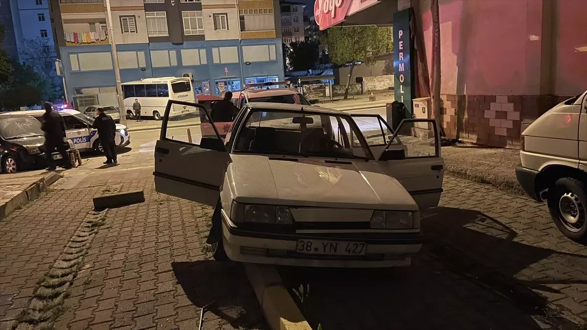 Alkollü Sürücü, 'Dur' İhtarına Uymayıp Kaza Yaptı