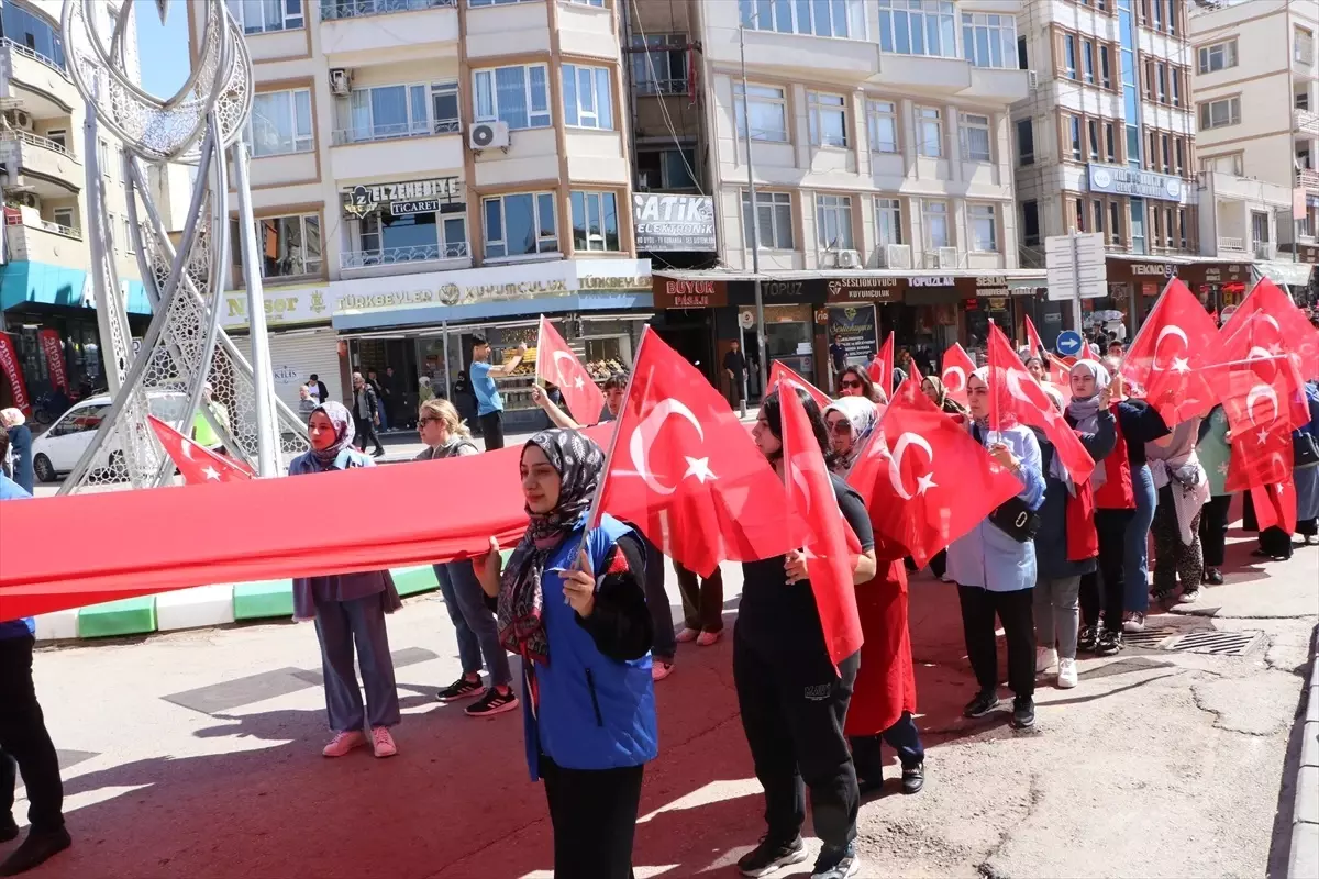 Kilis'te Gençlik Haftası Yürüyüşü Düzenlendi