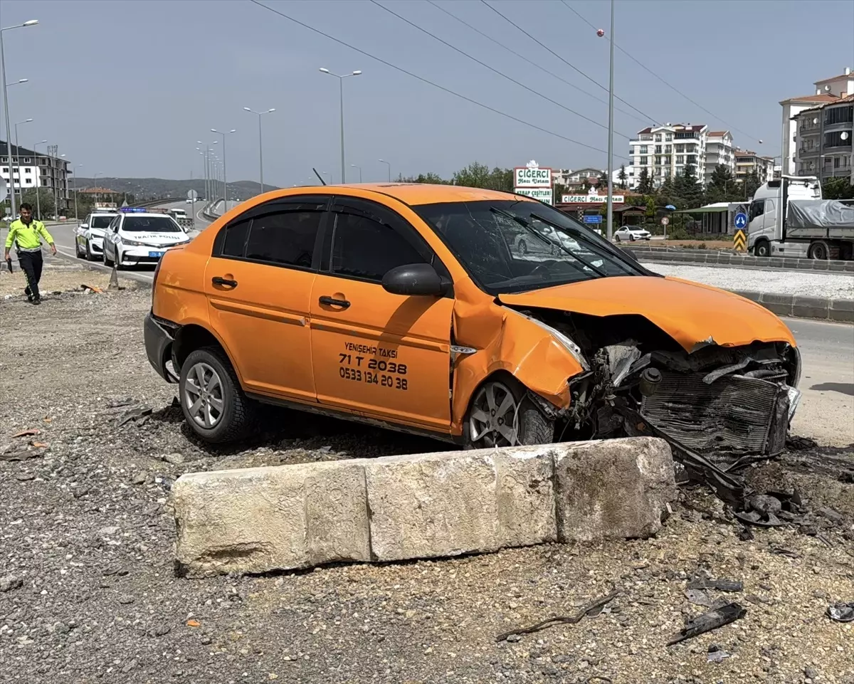 Kırıkkale'de Taksi Kazasında İki Yaralı